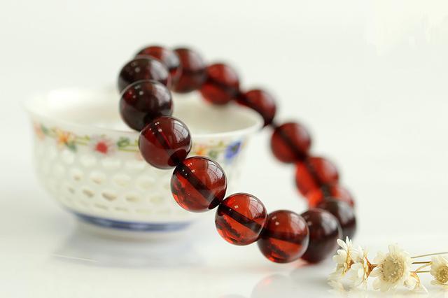 缅甸琥珀棕血珀怎么鉴定真假,108珠血珀怎么辨别真假