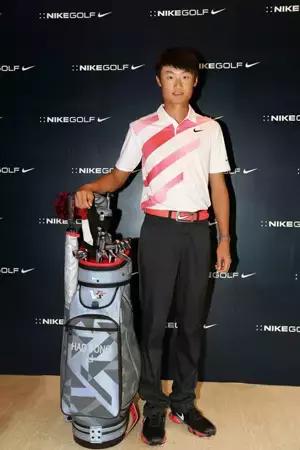 妈妈帮儿子在有鳄鱼的湖里捡球杆，中国高球一哥还没断奶吗