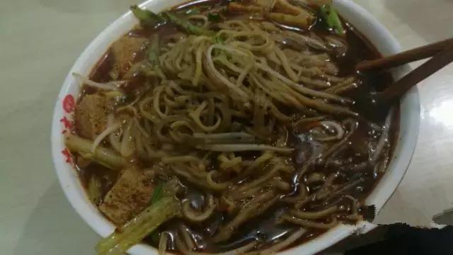 一个老外说要在1年内吃遍中国，结果5年了，还在新乡