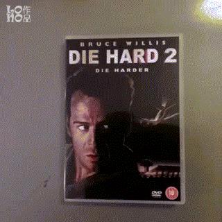 电影中人物从车里走出来画面,电影角色从dvd盒里跑出来