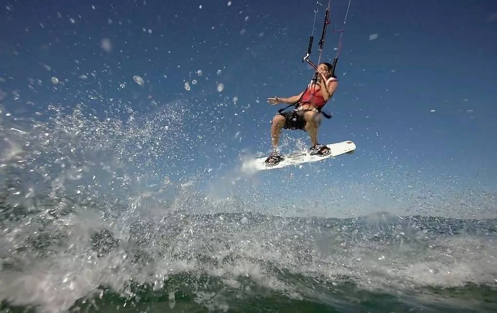 1000元的斐济水,超市20块钱的水