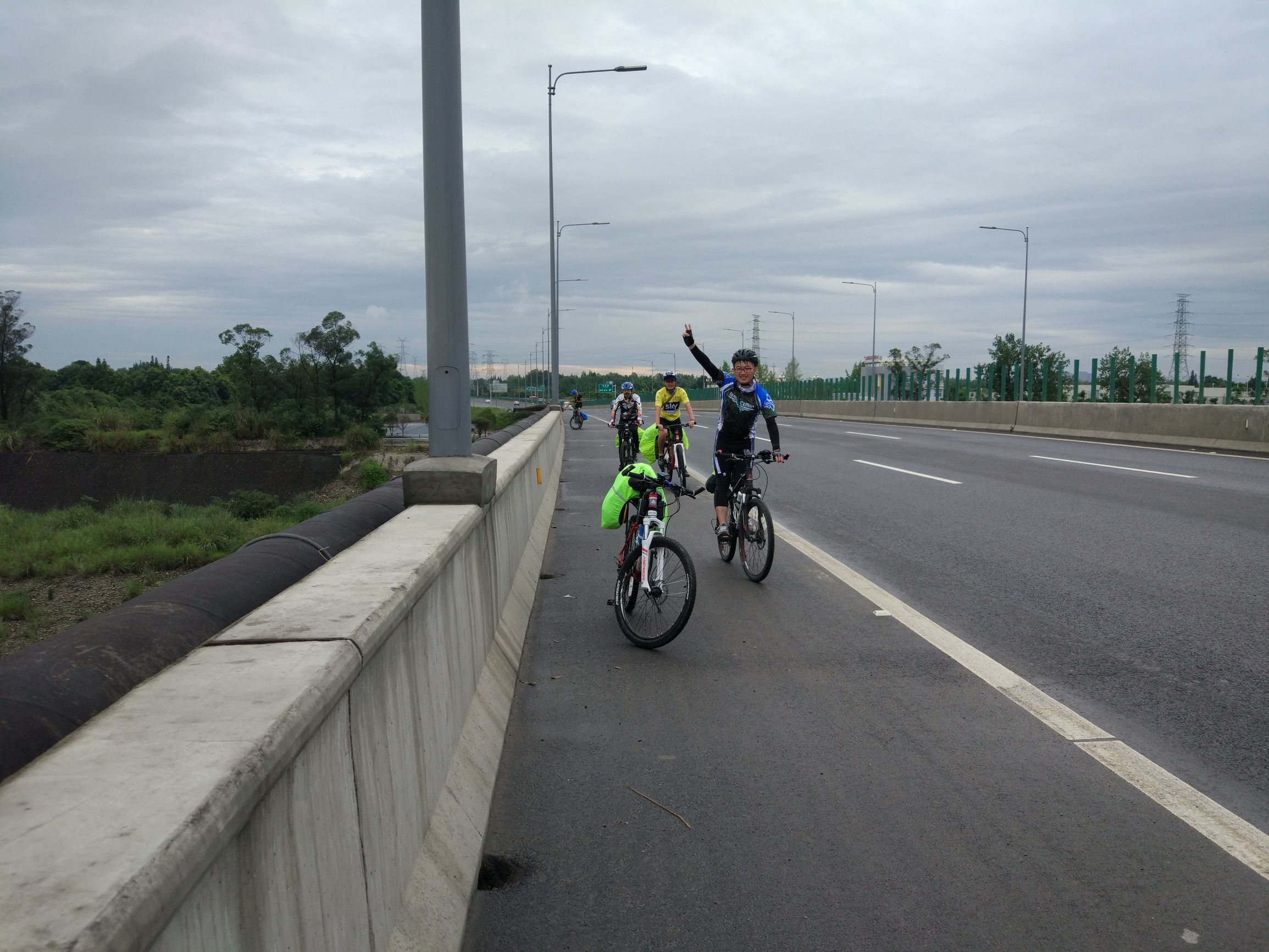 阿伟骑行西藏拉萨,骑行318川藏线雅安