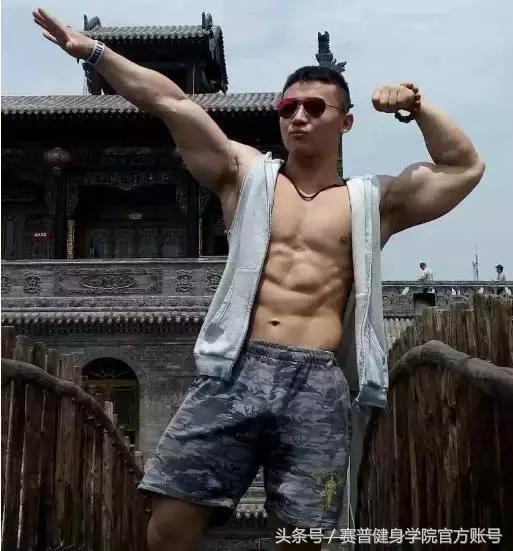 健美冠军的健身之路,小伙坚持健身9年增重70斤变健美