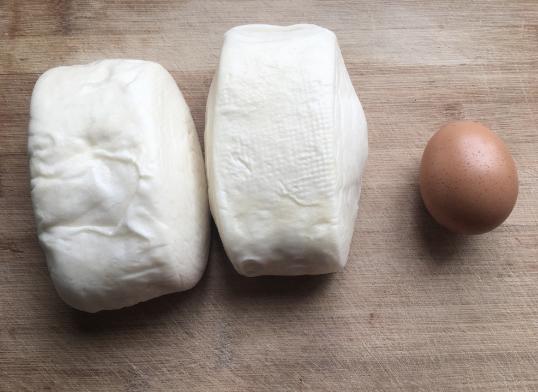 冰箱硬邦邦的剩馒头，这样做香酥可口，整个过程2分钟就搞定