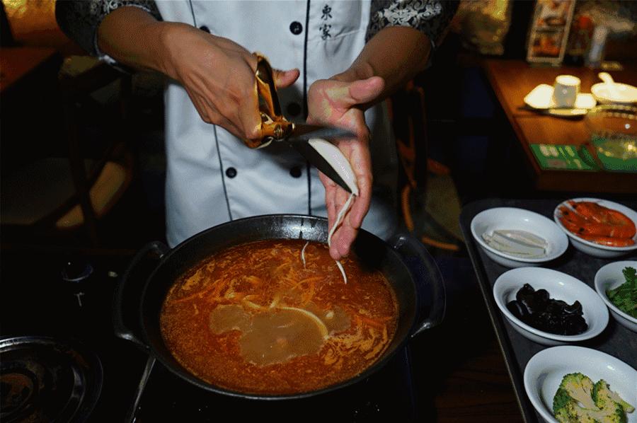 蒙眼用剪刀做面,服了!这么牛X的店居然系佛山的10年老字号!东家好吃才是硬道理!