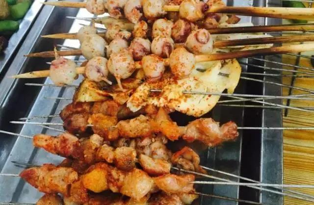 青岛美食探店台东撸小串,青岛撸串哪家好吃