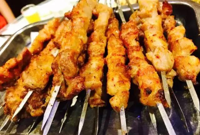 青岛美食探店台东撸小串,青岛撸串哪家好吃