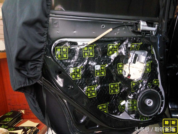 经典福特福克斯的原车音响换装、门板隔音之旅不过两千元的改装，给有需求的自己！