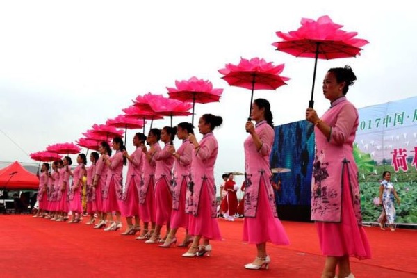 娣槼鑽疯姳鑺傚叕浜よ溅骞挎挱,娣槼鑽疯姳鑺傚幓鍝噷鍧愯埞