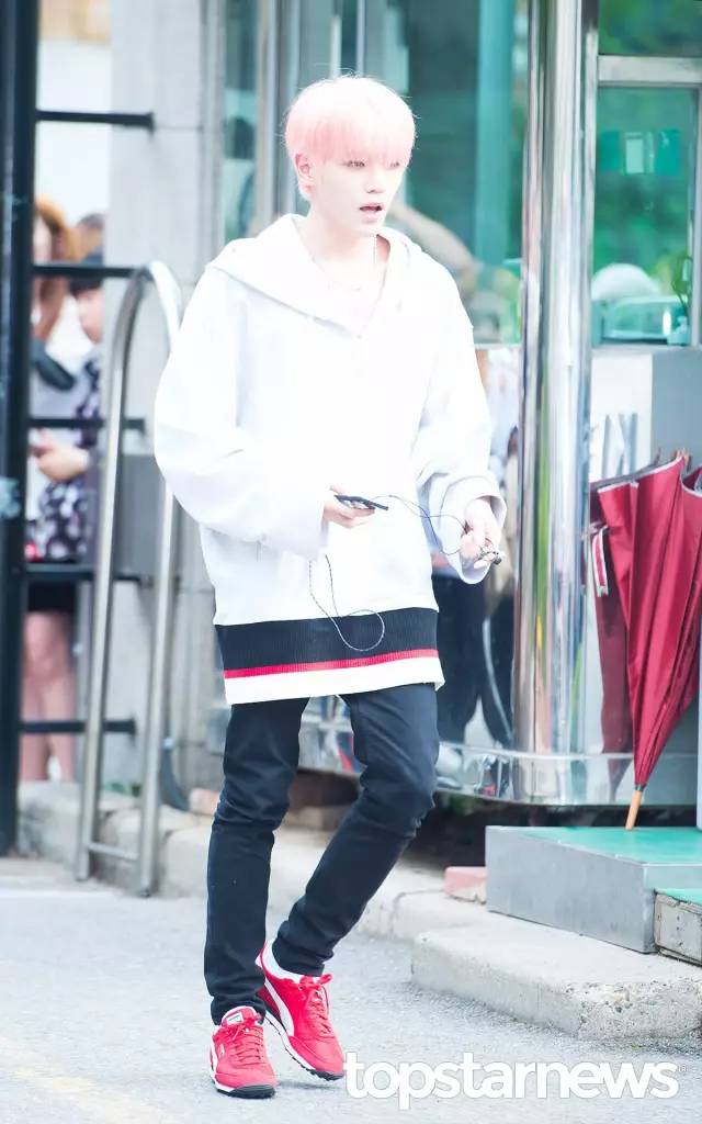 一周爱豆穿衣榜｜款爷DIY服装SWAG满分卡皇时髦翻天允儿小公主