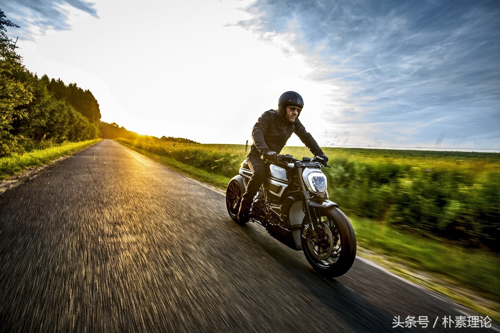 杜卡迪大魔鬼暴躁的高性能机车,杜卡迪顶级重机车图片