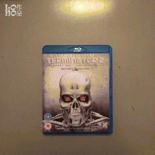 电影中人物从车里走出来画面,电影角色从dvd盒里跑出来