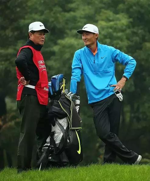 妈妈帮儿子在有鳄鱼的湖里捡球杆，中国高球一哥还没断奶吗