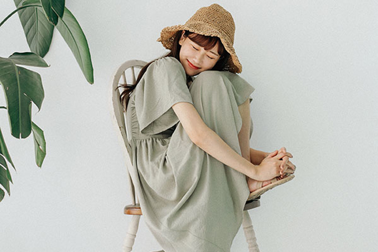 你不熟悉的抹茶色，与夏服相遇上又会擦出怎样的火花？这些颜色的连衣裙上身也有大不同