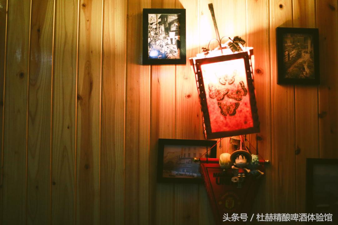 逃亡酒吧有温婉纯真的纳西族姑娘，有橙黄温暖的钨丝小吊灯，还有的，便是那陪伴旅者多年的民谣吉他