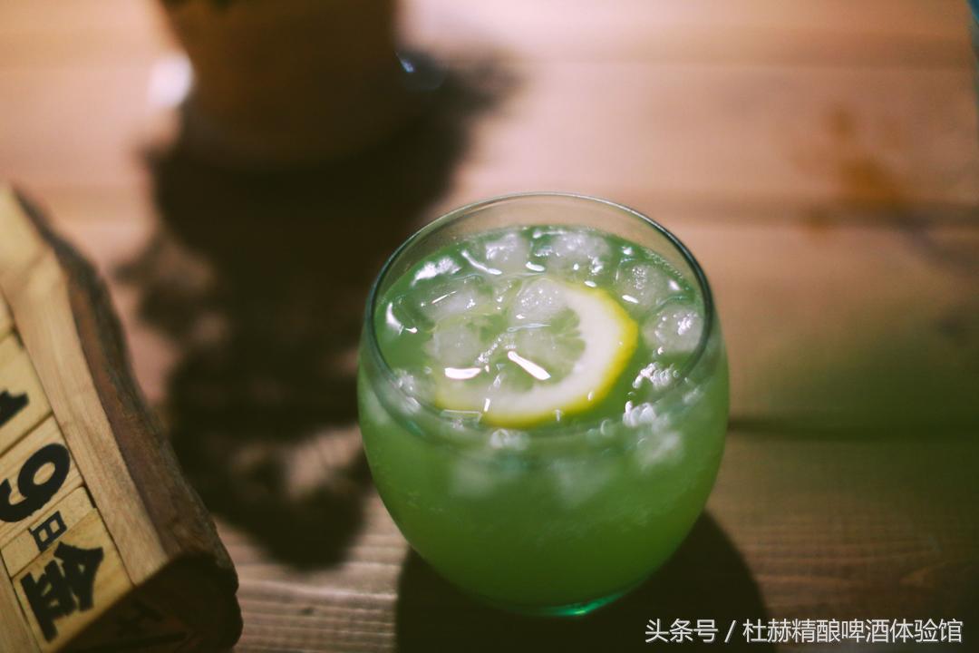 逃亡酒吧有温婉纯真的纳西族姑娘，有橙黄温暖的钨丝小吊灯，还有的，便是那陪伴旅者多年的民谣吉他