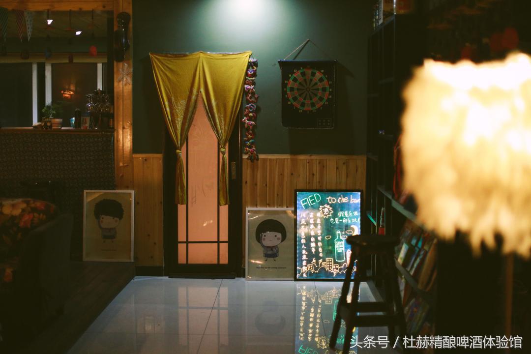 逃亡酒吧有温婉纯真的纳西族姑娘，有橙黄温暖的钨丝小吊灯，还有的，便是那陪伴旅者多年的民谣吉他