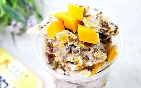 酸奶店一个月挣多少钱,卖酸奶一个月能赚多少钱