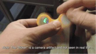 可玩性高的指尖陀螺,老外玩指尖陀螺