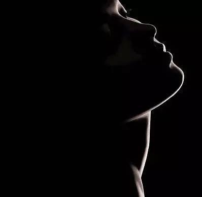 车里喷香水的正确方法,香水怎样喷才是正确的