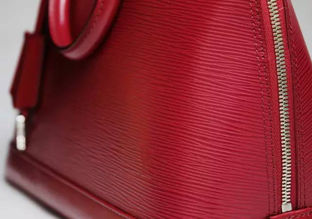 花了几百块买的lv怀疑是假的,花一万多买了lv包值得吗