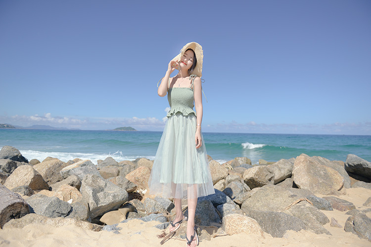 你不熟悉的抹茶色，与夏服相遇上又会擦出怎样的火花？这些颜色的连衣裙上身也有大不同