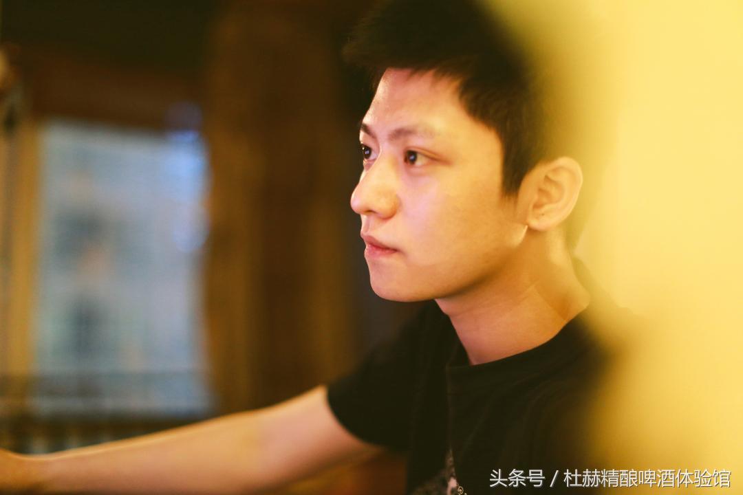 逃亡酒吧有温婉纯真的纳西族姑娘，有橙黄温暖的钨丝小吊灯，还有的，便是那陪伴旅者多年的民谣吉他