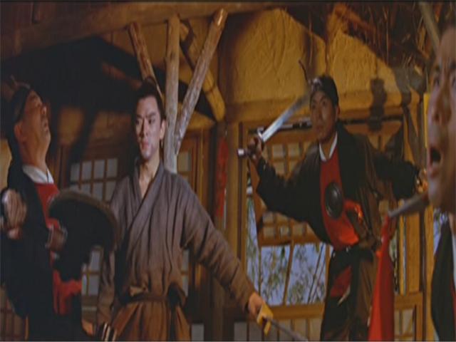 一座有争议的跨下桥