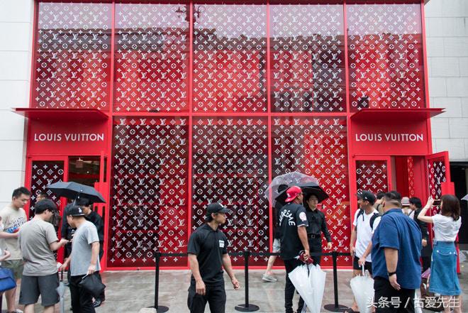 supreme x louis vuitton红色包限量多少 (supreme与lv联名黑色滑板)