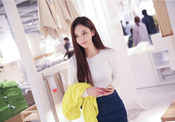 孙允珠一袭黑色丝绒露肩连衣裙,孙允珠夏日t恤