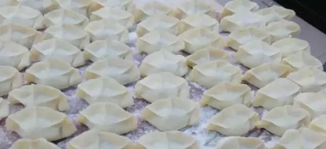 一个老外说要在1年内吃遍中国，结果5年了，还在新乡