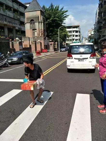 网友把足球PS成猫咪,毫无违和感!看什么看,没猫你踢什么球!