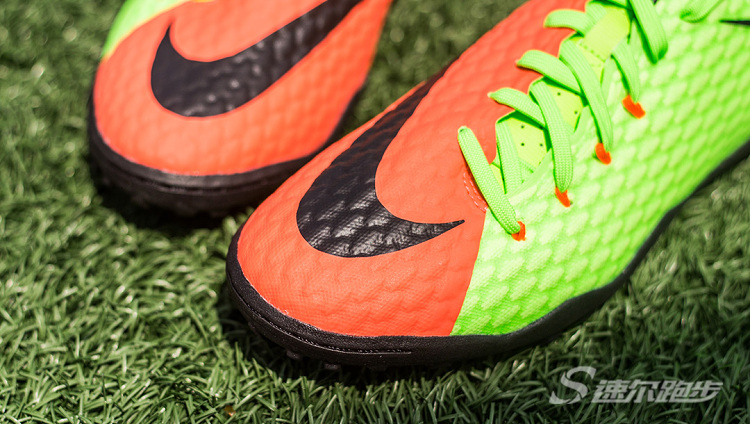 足球专用草坪地毯,足球场地适合的球鞋