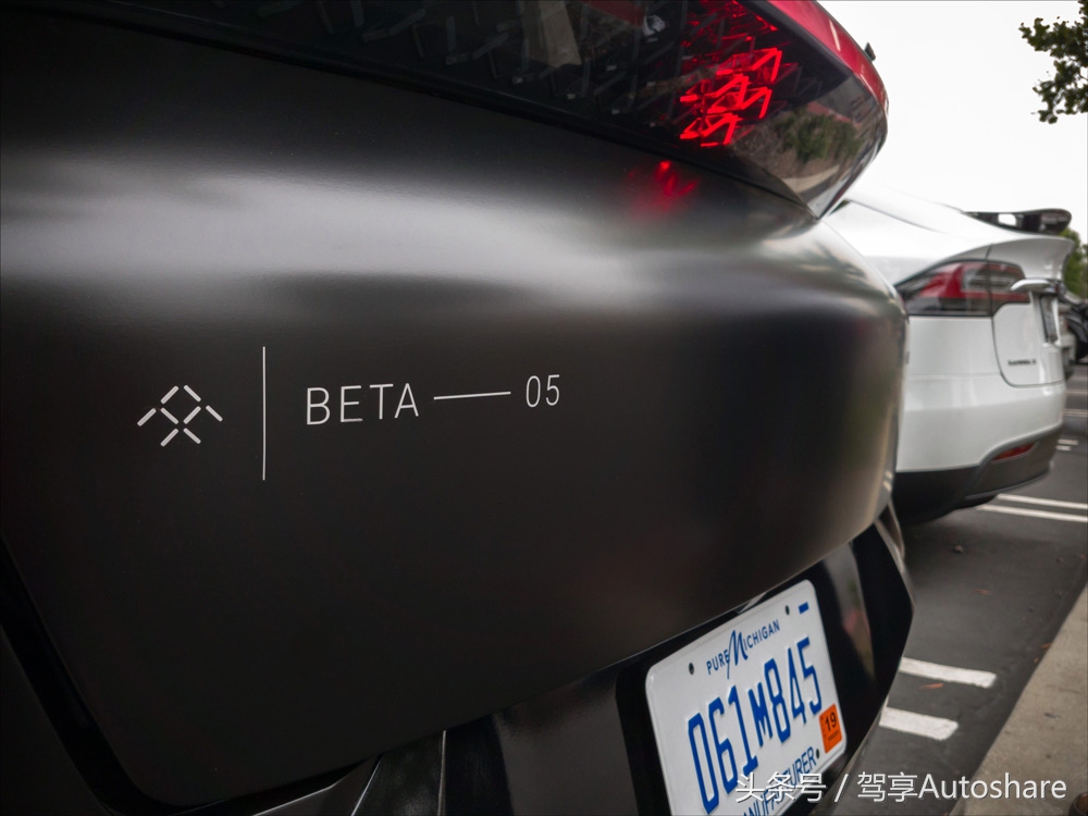 新特斯拉新款modelx评测,路遇特斯拉modely