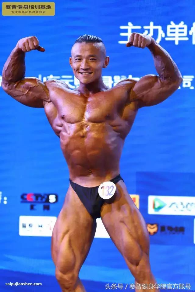 健美冠军的健身之路,小伙坚持健身9年增重70斤变健美