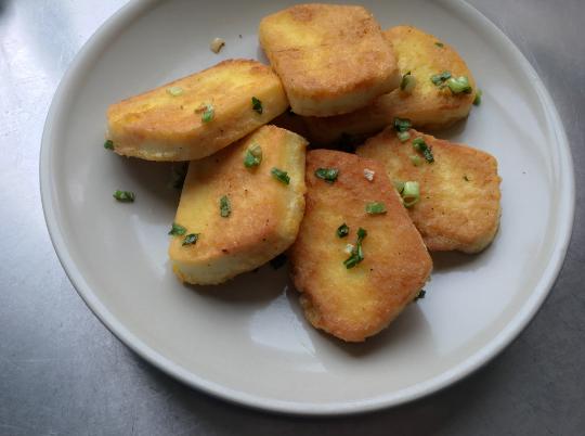 冰箱硬邦邦的剩馒头，这样做香酥可口，整个过程2分钟就搞定