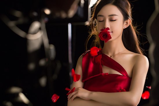 赵丽颖有种岁月沉淀之后的优雅,赵丽颖默默努力惊艳所有人