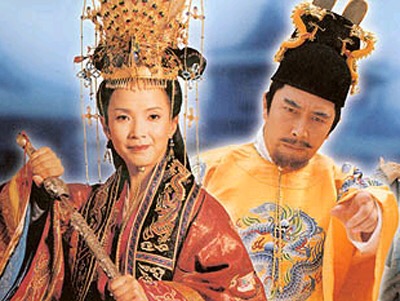 看一双大脚是如何在一个“小脚”的社会生存下来呢？