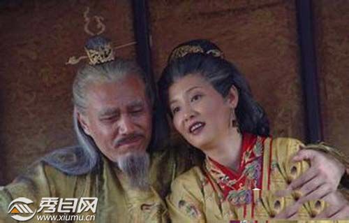 看一双大脚是如何在一个“小脚”的社会生存下来呢？