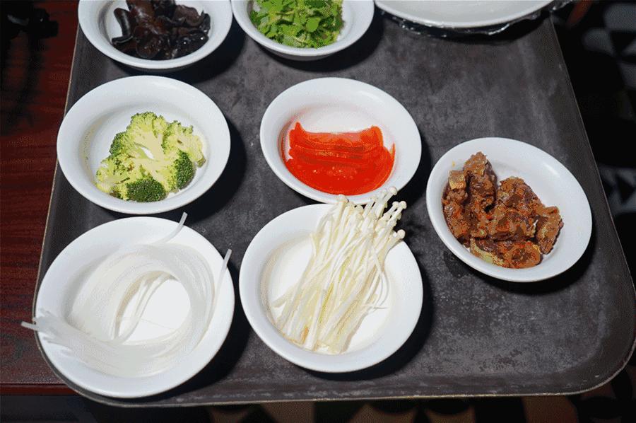 蒙眼用剪刀做面,服了!这么牛X的店居然系佛山的10年老字号!东家好吃才是硬道理!