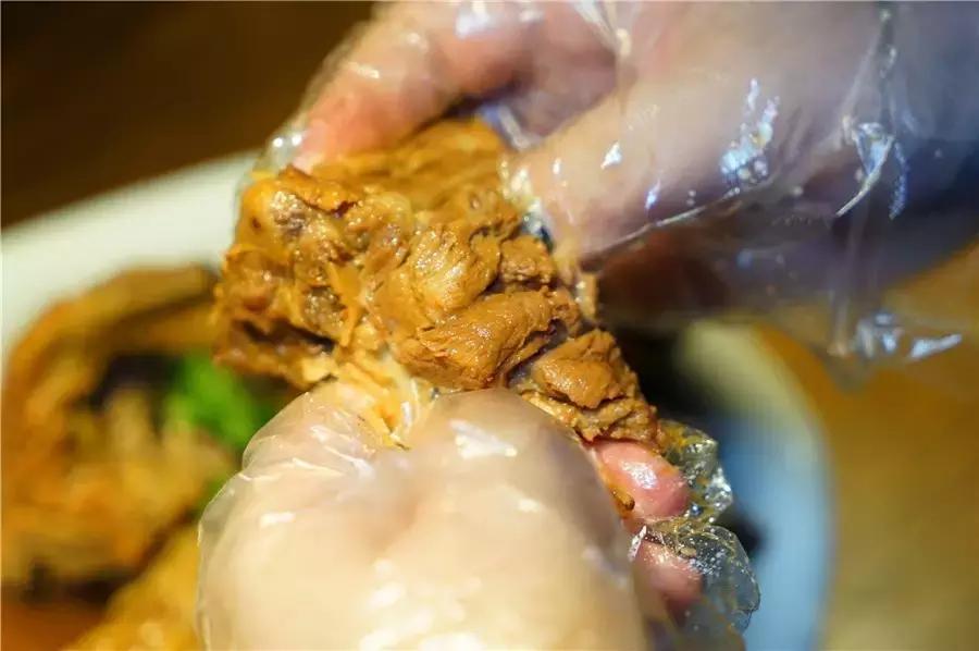 蒙眼用剪刀做面,服了!这么牛X的店居然系佛山的10年老字号!东家好吃才是硬道理!