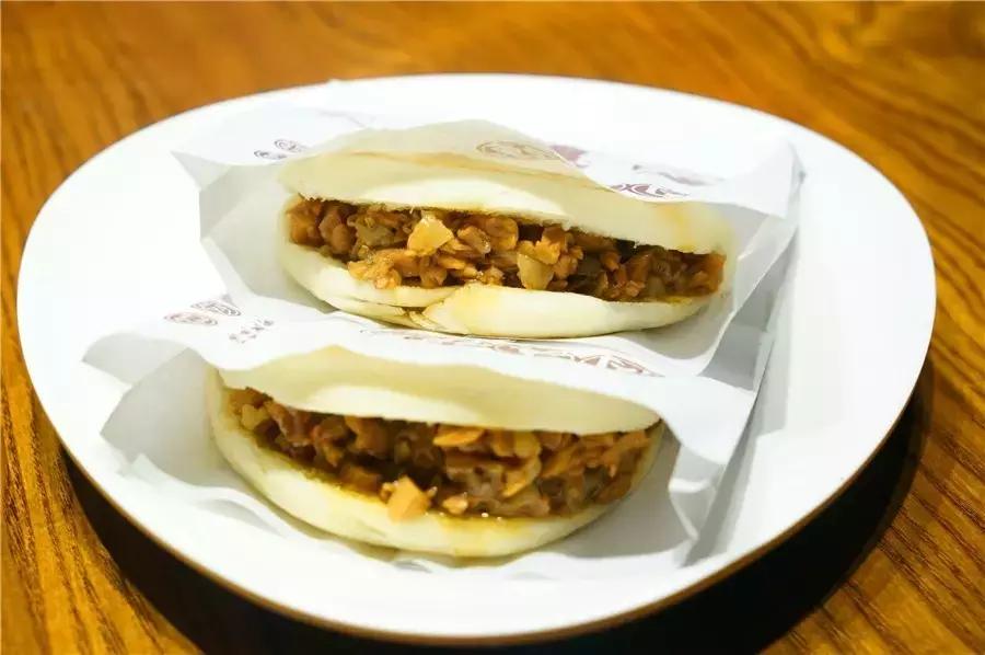 蒙眼用剪刀做面,服了!这么牛X的店居然系佛山的10年老字号!东家好吃才是硬道理!