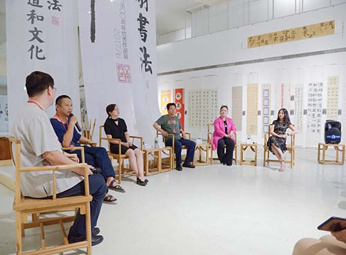 北大美女用标准化课程教人学书法,获徐小平投资,年营收近亿元