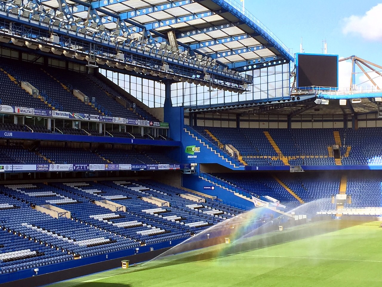 斯坦福桥球场场地小,斯坦福桥球场离玻璃碗球场多远