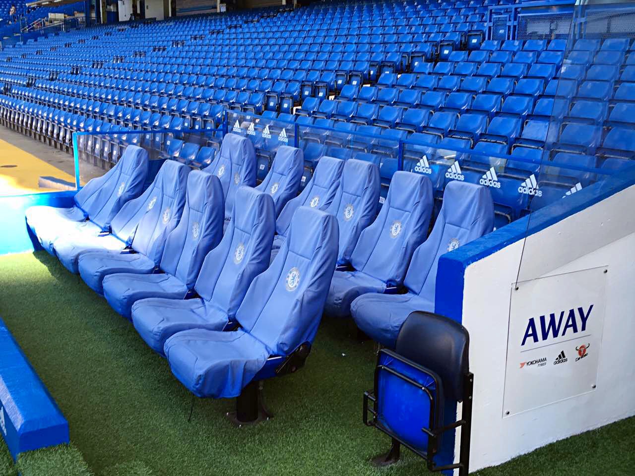 斯坦福桥球场场地小,斯坦福桥球场离玻璃碗球场多远