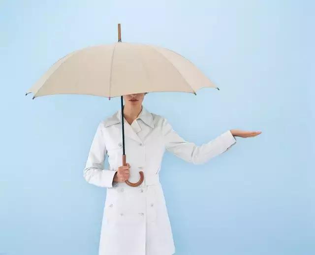 艾特扬州人,拜托!时尚的人都已经在雨天拗起造型了,你却还在躲雨