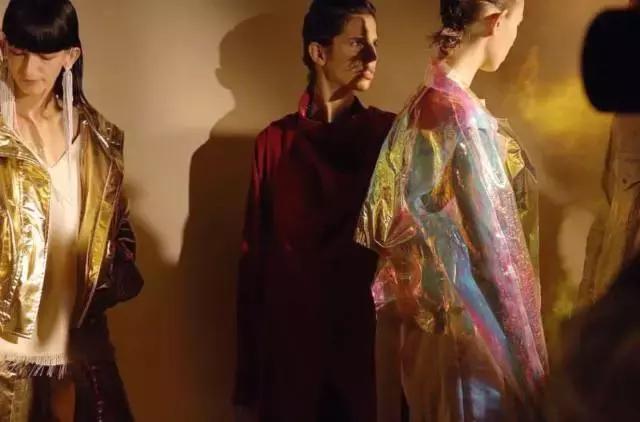 艾特扬州人,拜托!时尚的人都已经在雨天拗起造型了,你却还在躲雨