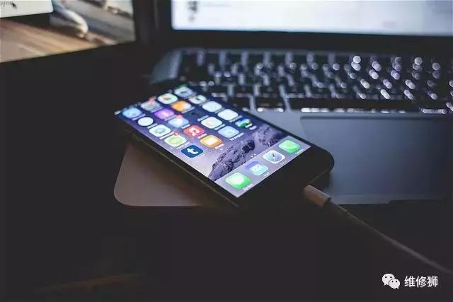 苹果7换后盖后屏幕震动,iphone6后盖弯曲怎么办