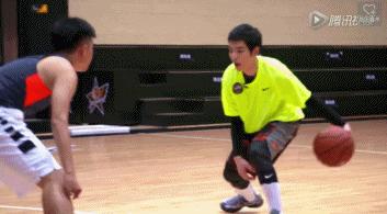 怪球手萧敬腾篮球水平如何科比见他都曾带雨伞