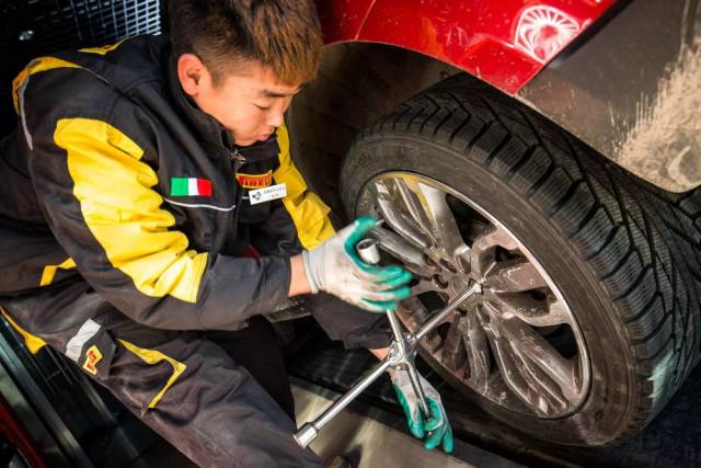 路虎揽胜运动版越野性能测试,2022款路虎揽胜运动深度测评